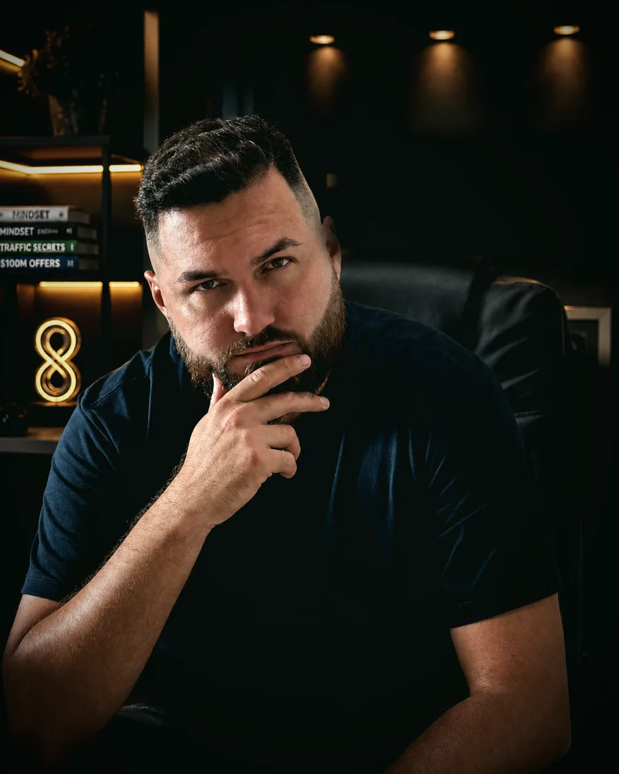 Paulo pensativo no escritório